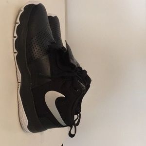 Kids' Team Hustle D8 Basketball Shoe Grade School